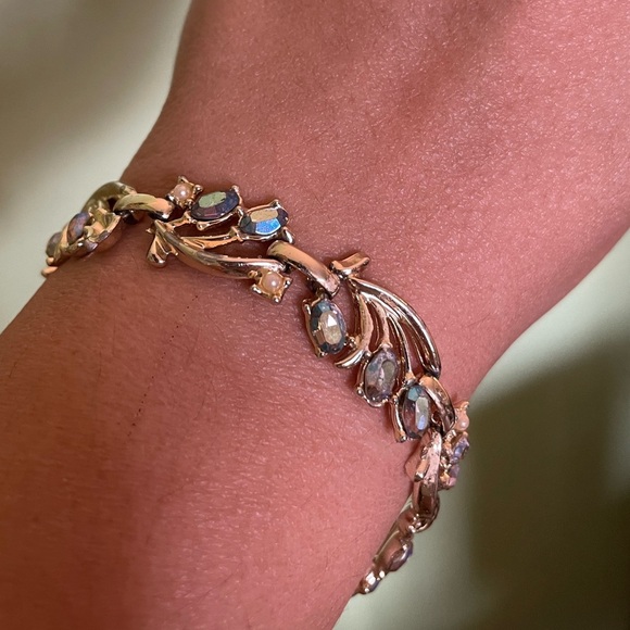 Elegant unsigned Coro Gold, Pearl and Blue AB stone Bracelet - Picture 7 of 8